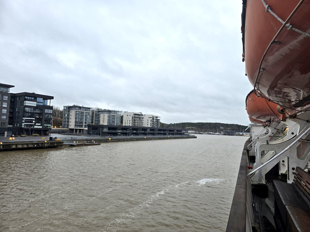 nonstopeurotrip's tweet image. As a bit of a novelty, and because its very cool, I've been staying at the Laivahostel on the S/S Bore at #Turku port 🚢 €54 a night for a single en-suite room, including breakfast and it's a very comfy and cosy experience! 😎🇫🇮 #Finland #NonstopEurotrip