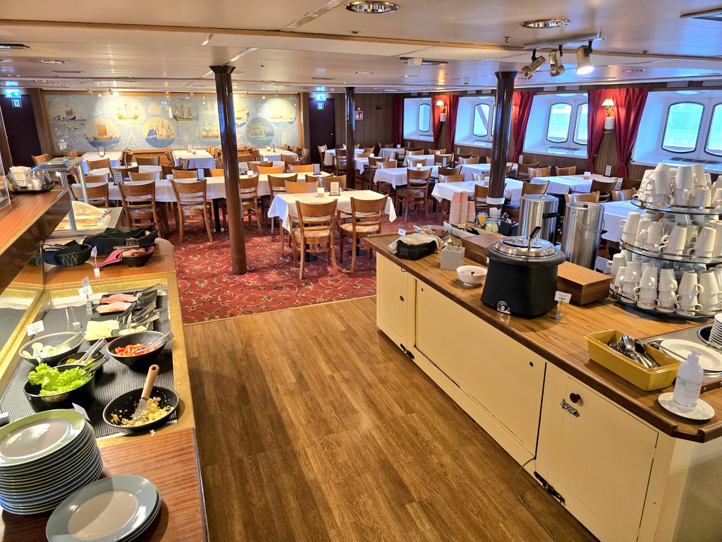 nonstopeurotrip's tweet image. As a bit of a novelty, and because its very cool, I've been staying at the Laivahostel on the S/S Bore at #Turku port 🚢 €54 a night for a single en-suite room, including breakfast and it's a very comfy and cosy experience! 😎🇫🇮 #Finland #NonstopEurotrip