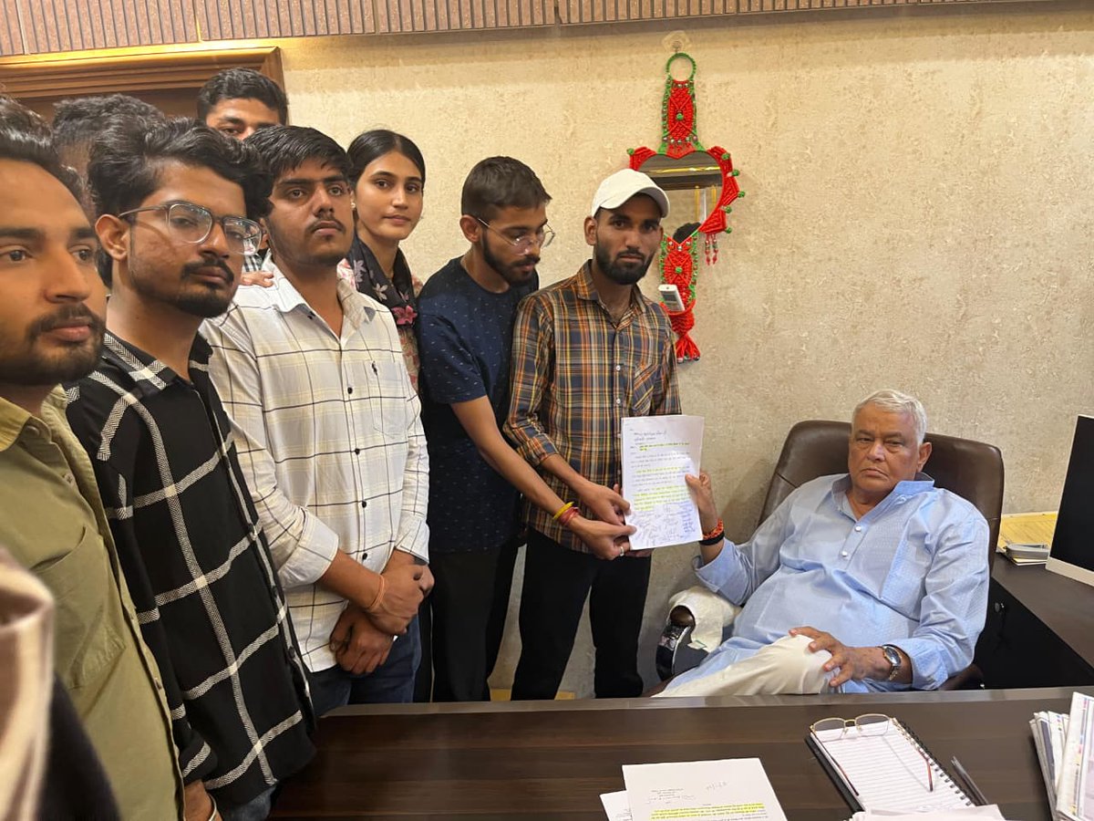educationnagari's tweet photo. विशेष शिक्षक पदों की मांग पकड़ने लगी जोर
युवा बेरोजगारों ने मंत्री किरोड़ी लाल मीणा को सौंपा ज्ञापन
थर्ड ग्रेड शिक्षक भर्ती में विशेष शिक्षकों के पदों की मांग को लेकर सौंपा ज्ञापन
#EducationNagari @DrKirodilalBJP #विशेष_शिक्षक_भर्ती https://t.co/R7iXVvV5Ux