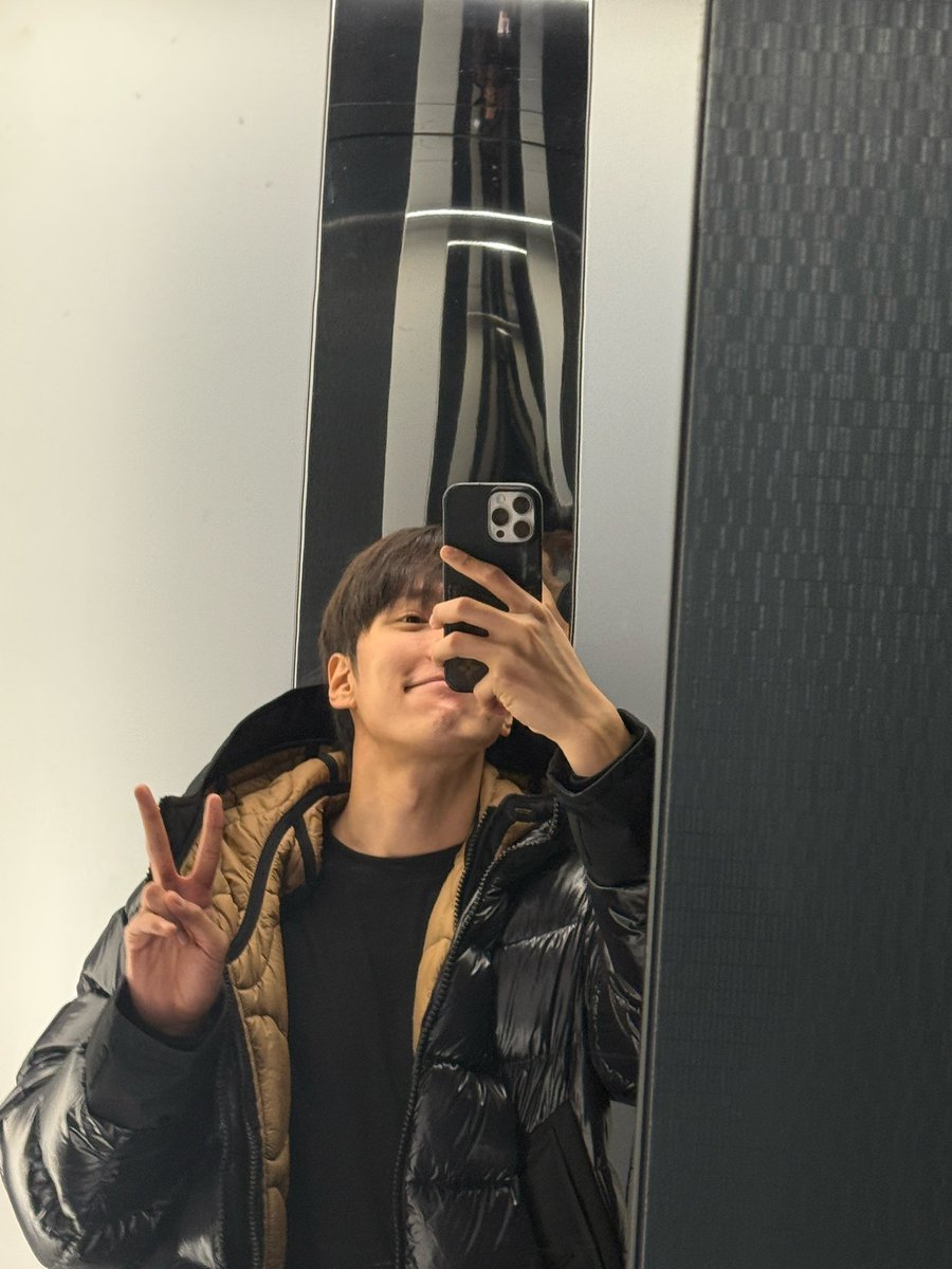 minhyuk messages in 🫧 #민혁

🐶: *photos*
🐶: hoi~