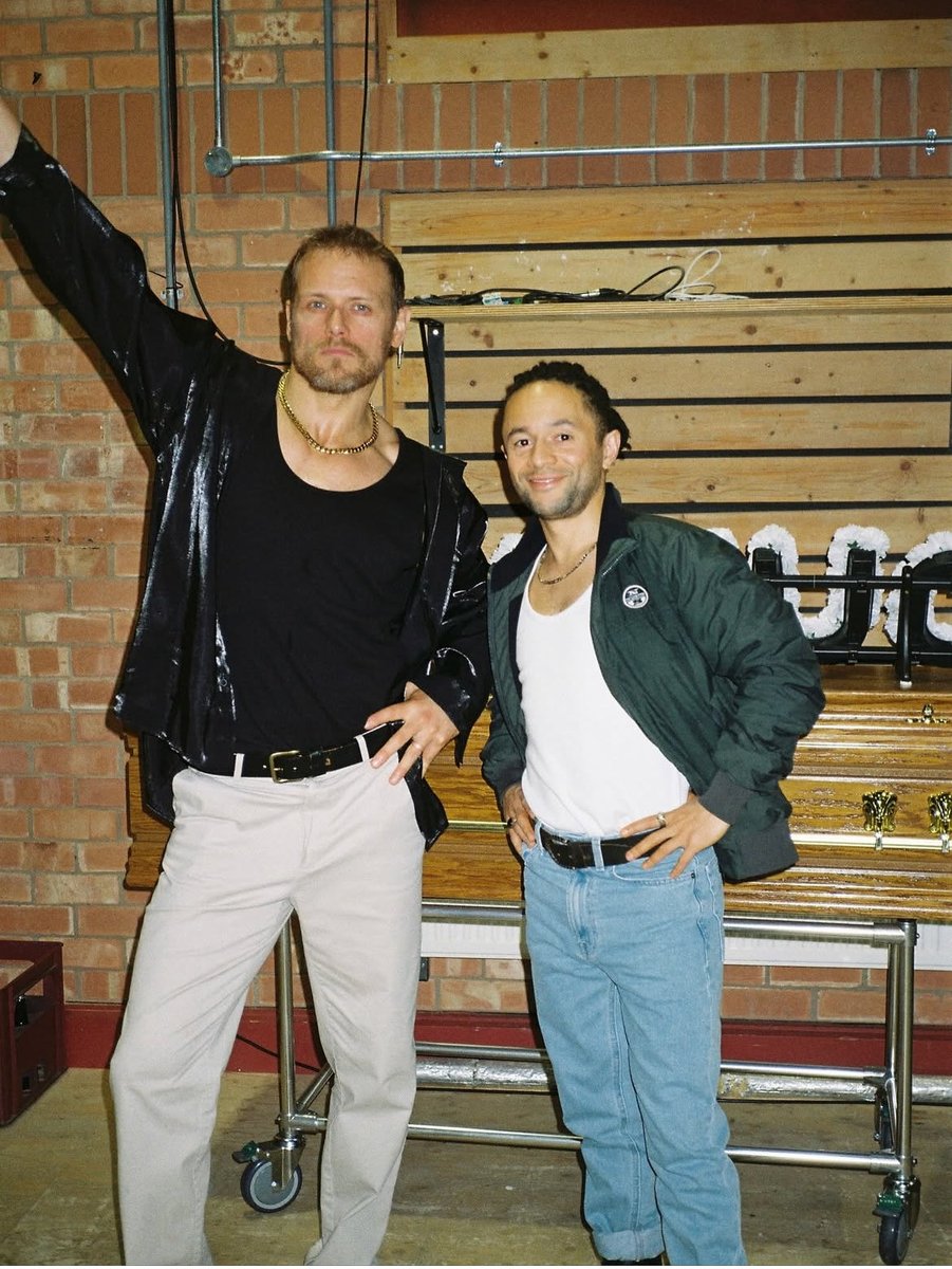 Buenos días, lallybrochers!

Sangriento día de teatro para #SamHeughan en The RSC, gracias a Connor McLeod

instagram.com/p/DQpa4LMiIfY/…