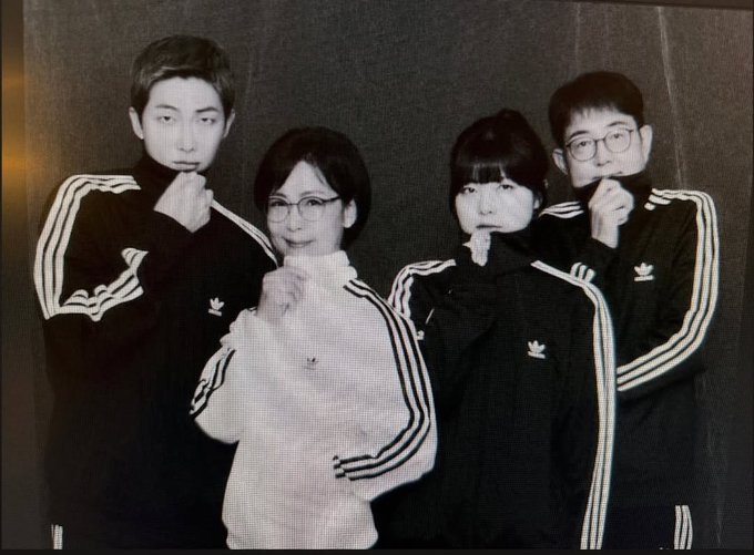 mhereonlyforbts's tweet photo. THE WAY NAMJOON MADE HIS WHOLE FAMILY WEAR HIS OUTFIT OF GROIN OMG THEY ARE SO CUTE🥹🫶 https://t.co/anvq6QcuQB