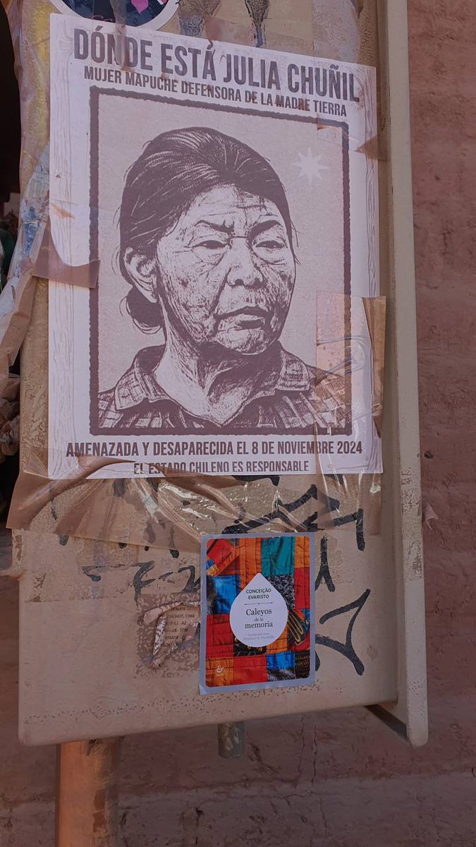 Préstennos les llectores que viaxen y dexen les pegatines promocionales de la colección Calume d'<a href="/edicionesTrabe/">edicionesTrabe</a>
ellí onde van. Equí un par de fotos nes que se ven (nun casu ye como topar a Wally) les de la novela 'Caleyos de la memoria' de Conceiçao Evaristo. Gracies, Esther.