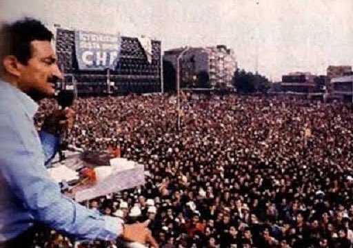 DizginDergisi's tweet image. &quot;Biz Demirel&apos;lerden, Türkeş&apos;lerden milliyetçilik dersi almayız. 
Sevgili Kardeşlerim! Biz milliyetçiliği sokak duvarlarına değil; Kıbrıs&apos;ın topraklarına, Ege&apos;nin deniz yataklarına yazmışız. Biz milliyetçiliği Batı Anadolu&apos;nun haşhaş tarlasına yazmışız&quot;

Bülent Ecevit&apos;i ölüm…