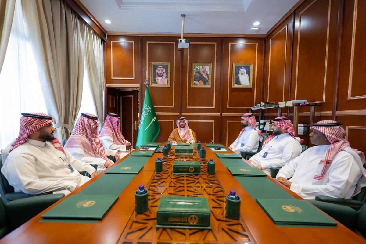 سمو #نائب_أمير_منطقة_حائل يدشن المنصة الرقمية الجديدة "عيش" والتي تتضمن عدداً من البرامج الإعلامية المتخصصة و الداعمة للسياحة وريادة الأعمال في المنطقة خلال استقبال سموه لفريق إنتاج المنصة، ويستمع إلى شرح مفصل عن أهداف المنصة والمحاور التي ستركز عليها البرامج الجديدة المزمع بثها.