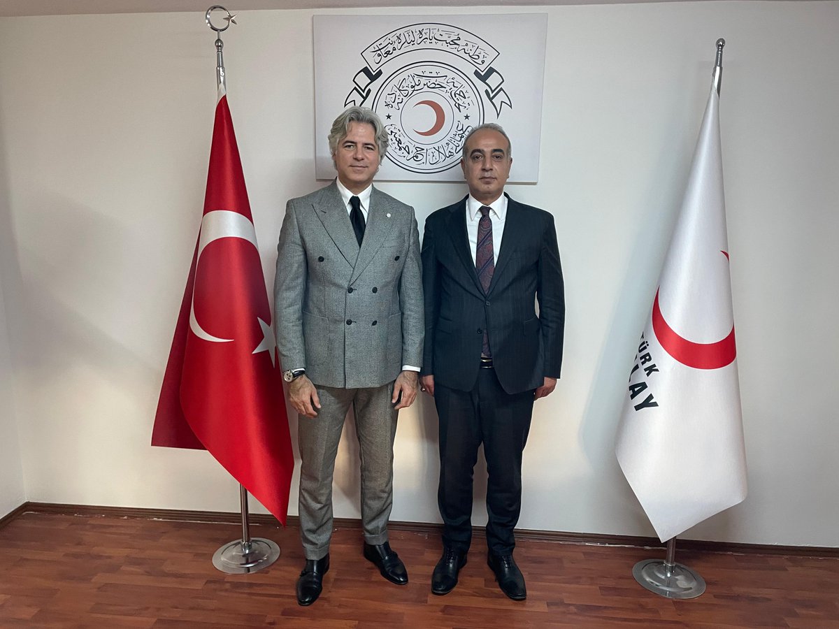 Buca Kaymakamı Sayın Muhammed Gürbüz, Türk Kızılay İzmir İl Merkezini Ziyaret Etti. 
Ziyaret hatıra fotoğrafı çekimiyle sona erdi. 
Türk Kızılay İzmir İl Merkezine yapılan nazik ziyaretten ötürü teşekkür ederiz.
#SensizOlmaz #TürkKızılay #TürkKızılayİzmir #izmirdekizilay