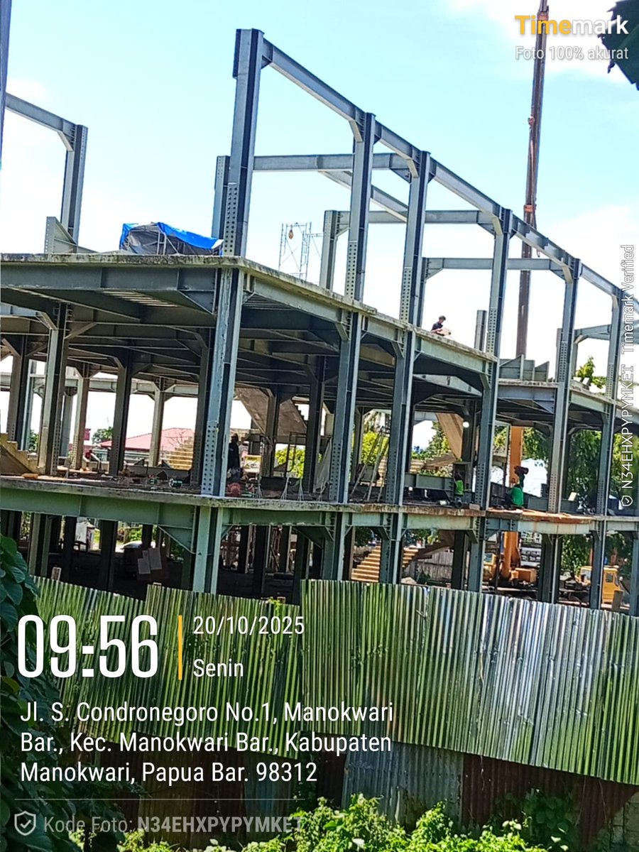 Juragan pos ronda <a href="/gibran_tweet/">Gibran Rakabuming</a> 
Ke manokwari ada liat bangunan ini gk.