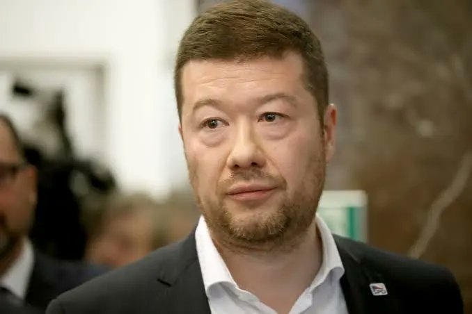 Pane poslanče <a href="/tomio_cz/">Tomio Okamura</a>, odstupte prosím z kandidatury na předsedu Sněmovny.

Nejste jí hoden. Jste člověk nevzdělaný, hloupý, nereprezentativní, nevychovaný, obžalovaný z rasismu, nepřivykl jste tuzemskému způsobu života, o této zemi nic nevíte a navíc jste směšný. Děkuji Vám.