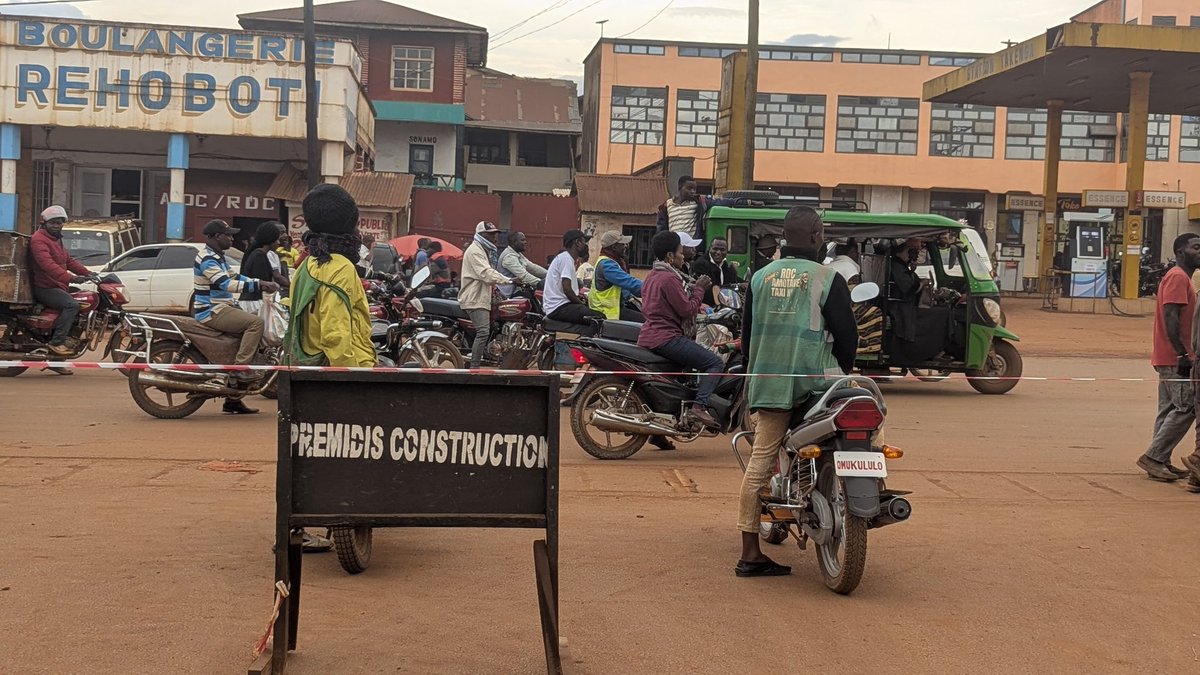#Butembo : début effectif des travaux

Les travaux ont effectivement démarré en ce mois de  novembre, plus d’un mois après la pose de la première pierre. Il s’agit de la double avenue reliant le rond-point Takenga à l’ITAV, qui sera réalisée en pavés, en hommage à Mgr Emmanuel