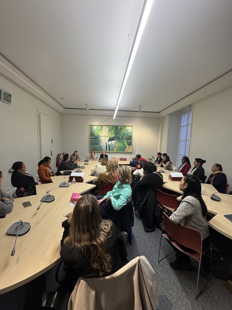 🤝💜 Ensemble pour l’égalité au sein de la francophonie parlementaire.
Heureuse d’avoir accueilli hier à l’<a href="/AssembleeNat/">Assemblée nationale</a> des parlementaires francophones. Merci à l’<a href="/ANQ_rblx/">L'Assemblée Nationale du Québec</a> pour cette belle initiative ! 🌍