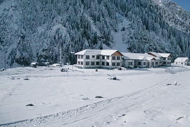 JammuTribune's tweet image. Fresh snowfall transforms #Sonamarg into a winter wonderland