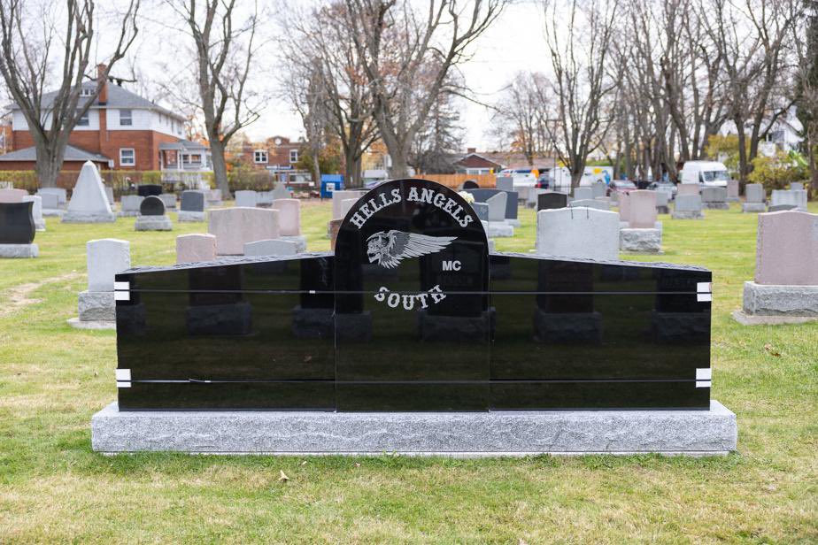 Kanada’da Hells Angels'ı anmak için Saint-Basile-le-Grand mezarlığına dikilen anıt, ülkede karışıklığa neden oldu. 

Hayatını kaybeden grup üyeleri anısına dikilen anıtın mezarlığa yakışmadığını söyleyen  din adamları anıtın kaldırılmasını istedi 

#HellsAngels