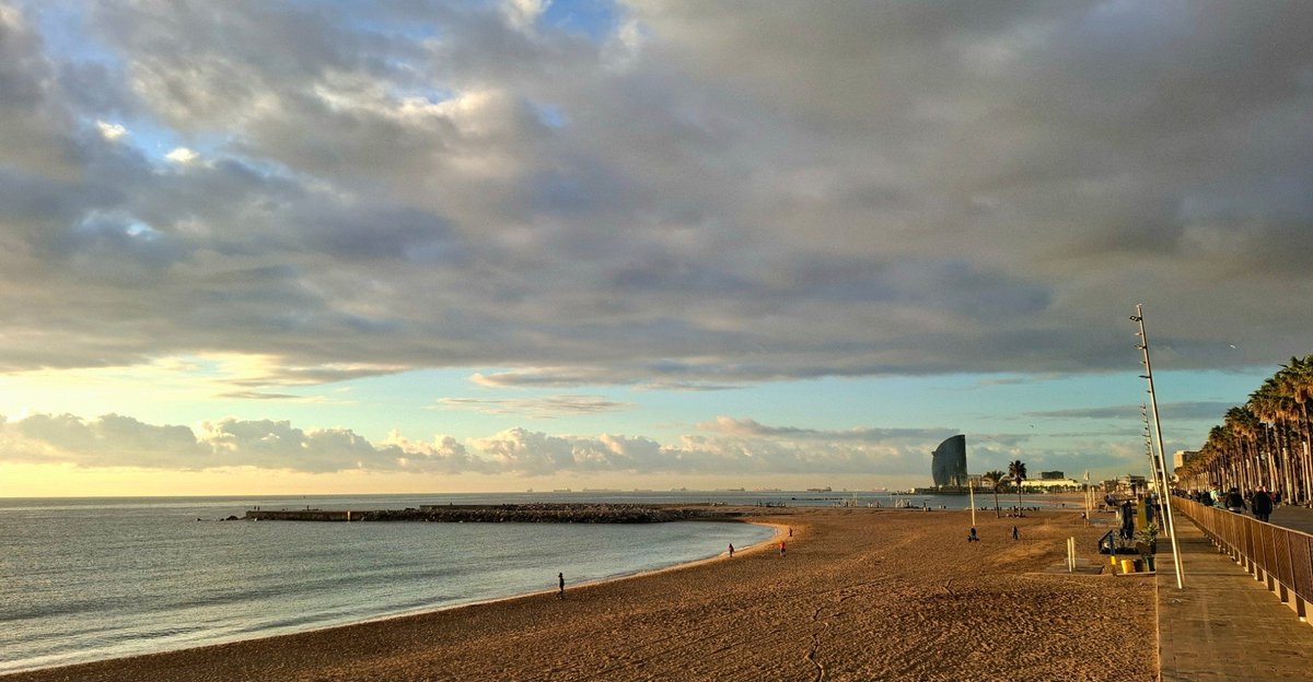 Bon dia #Barcelona!

🌦 A les portes d'un canvi de temps. Núvols en augment i possibilitat d'alguns ruixats a partir del migdia. Lleuger descens de la temperatura màxima.

⛈️ Demà, entre la matinada i el migdia, tongada de pluja localment intensa i acompanyada de tempesta.