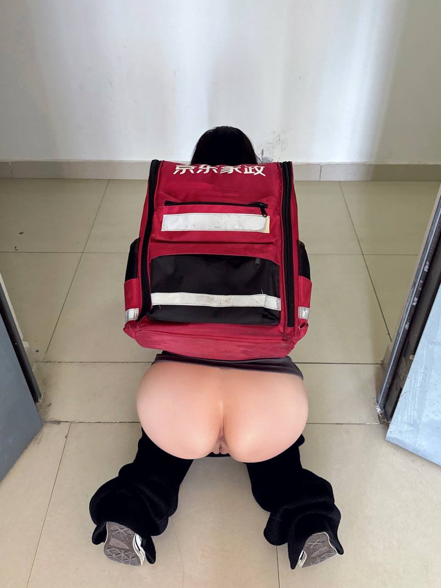 又是上门做家政的一天，这几天一直在回味上次偷偷露出带来的刺激感~

工作完之后直接在雇主家门口撅起我的大屁股和小BB，这种随时可能被发现的爽感实在是太让人上头了！

有没有粉丝想给我的小骚逼也做一下清洁服务呢？