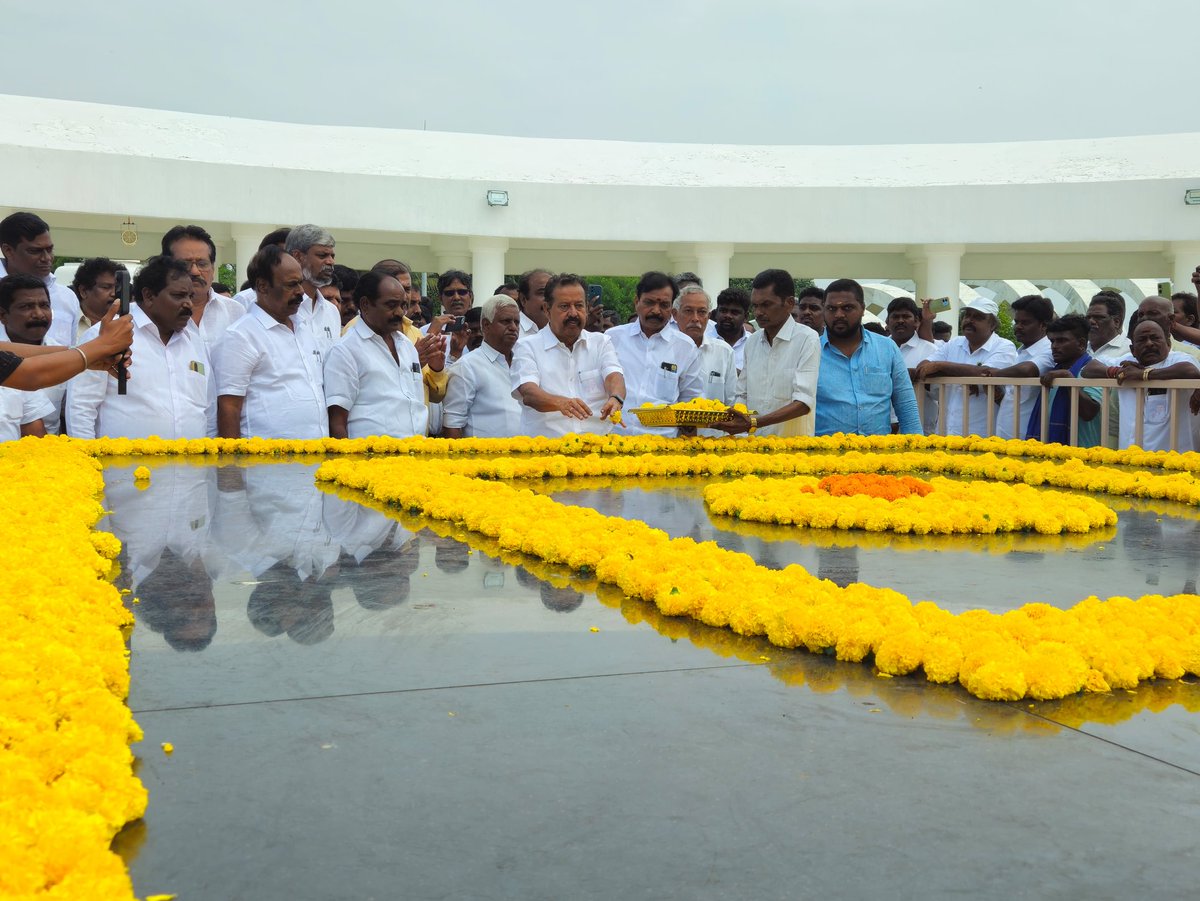 கழக துணைப் பொதுச் செயலாளராக என்னை நியமனம் செய்ததைத் தொடர்ந்து பேரறிஞர் அண்ணா மற்றும் முத்தமிழ் அறிஞர் தலைவர் டாக்டர் கலைஞர் ஆகியோரின் நினைவிடத்தில் மலர்தூவி மரியாதை செலுத்தி வணங்கினேன்.

#MKStalin  #arivalayam #DMKfor2026 #UdhayanidhiStalin  #DravidianModel #DMK4TN #Murasoli