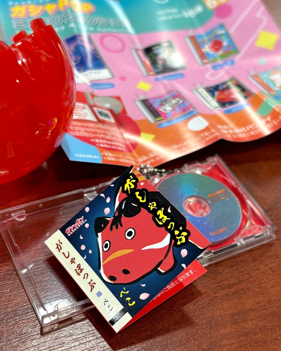 週末に開催された 「ガシャポンに超夢中展2025」に行ってきましたっっ
「オモカド」で見たウイルスイーツがここにも🥰
入場特典のガシャPOPは、本物のように開けるCDケース‼️作りが細かい～😲✨

#ガシャポンに超夢中展