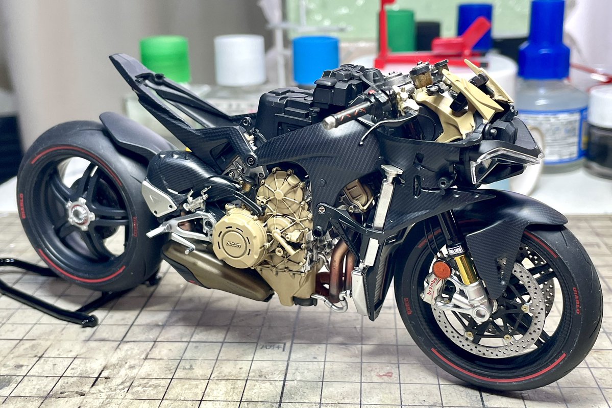 LaboIot's tweet image. タミヤ1/12 DucatiスーパーレッジェーラV4
車体が完成しまた✌️
全てのカーボンと細かく塗り分けたエンジンが見えるのもこれで最後ですね。外装を付けると殆ど見え無くなります。この状態が一番好きです🤗
#バイクプラモ盛上げ隊 #バイク模型集まれ #タミヤ #Ducati