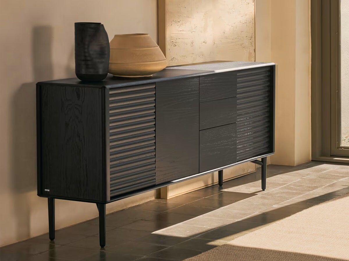 FLYMEe サイドボード ブラックステイン加工を施したオーク材を用い、ナチュラルでモダンな