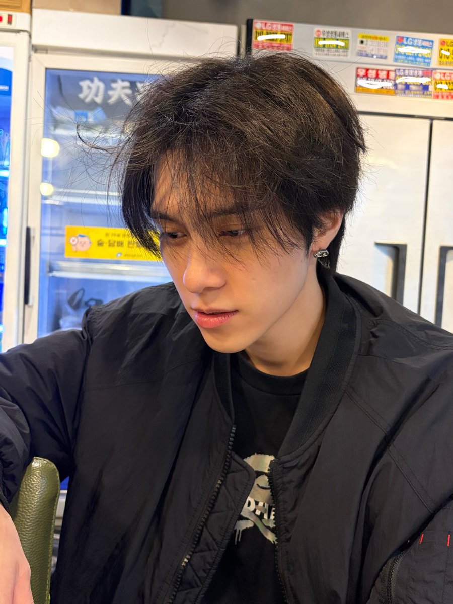 wayizhuo's tweet image. big fan of whatever genre of this hendery is