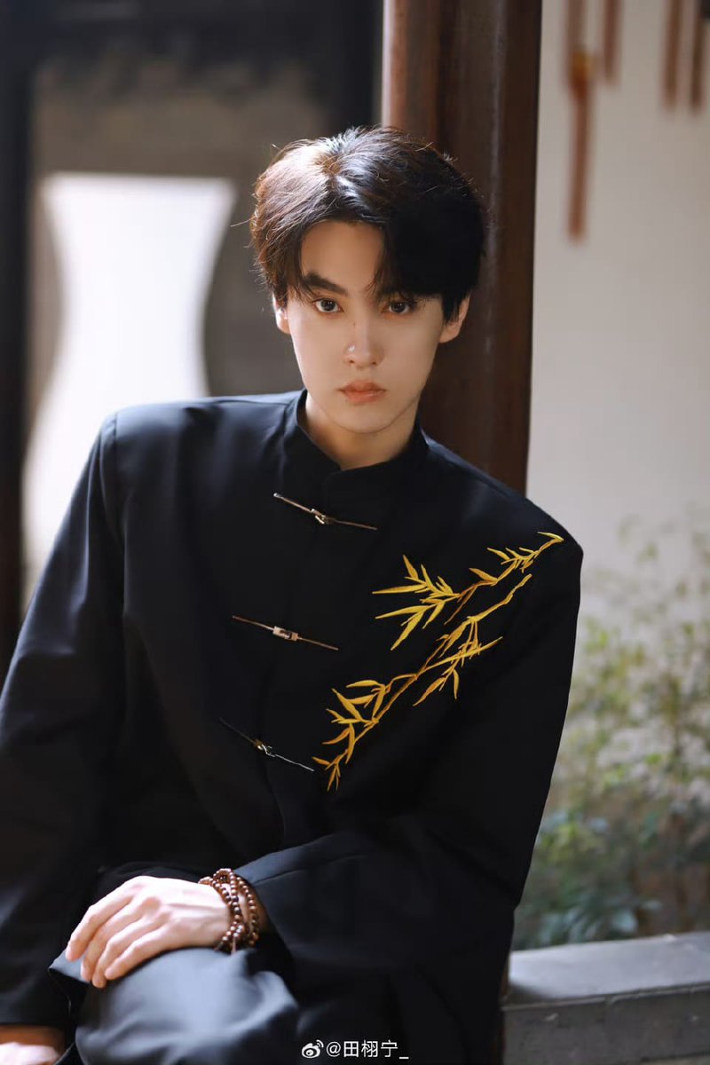 aixuning's tweet image. ⋆› 𝕎𝕖𝕚𝕓𝕠 24.04.21

Beneath the shade of the crabapple blossoms, amidst the cuckoo&apos;s call, I stood until dusk.
#SpringFestival##HelloSpring#

#TianXuning #田栩宁 #田雷