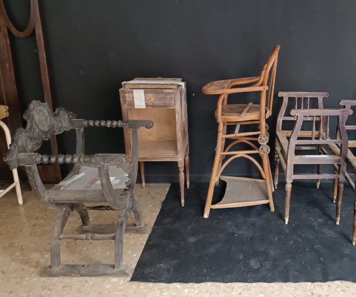 El Proyecto Memorias y Patrimonios Personales de ACRE entrega el Lote 21, compuesto por mobiliario doméstico a una familia de Aldaia. Ha sido restaurado por el equipo del proyecto y ha resultado muy gratificante para las familias y para el equipo CR.
#ProyectoMemorias
#SomosACRE