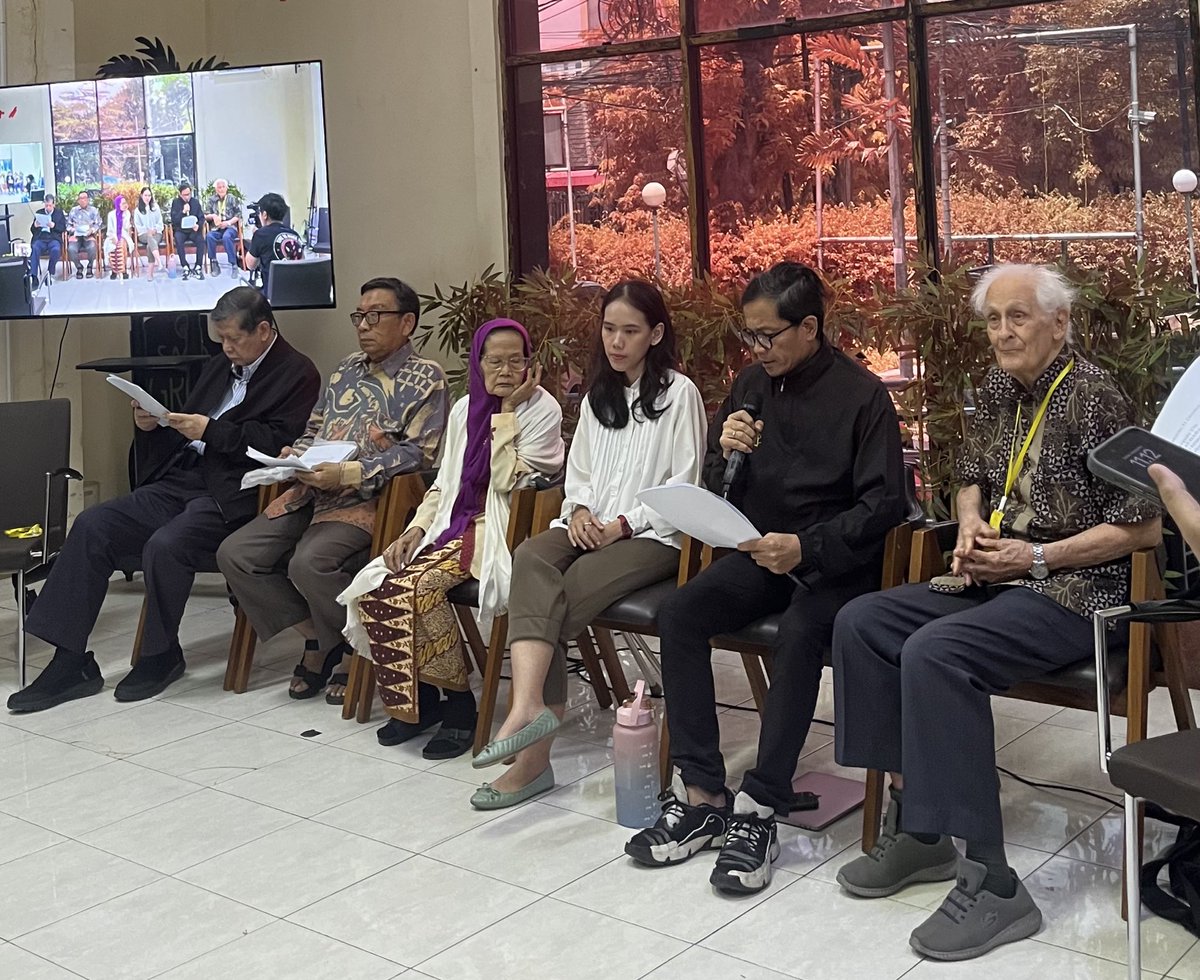 YLBHI's tweet photo. Menyikapi rencana pemberian gelar Pahlawan kepada Mantan Presiden Soeharto, lebih dari 500 orang Akademisi, Guru Besar, Aktivis Demokrasi, Anti Korupsi dan Hak Asasi Manusia, Aktivis Perempuan, Serikat Buruh, Pejuang Lingkungan Hidup, Ekonom, Pengacara, Seniman, Sineas serta elemen lainnya melakukan Aksi Penolakan.

Konferensi Pers "Menolak Soeharto Pahlawan Nasional" diadakan di Gedung YLBHI, 4 November 2025. 

Siaran langsung konferensi pers ini dapat disaksikan secara daring lewat tautan berikut: https://t.co/F6QNGBlZkT