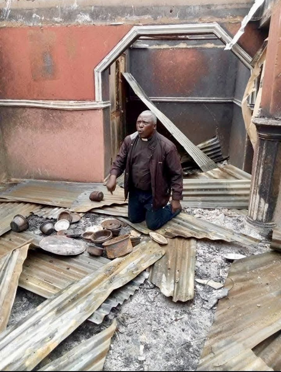 connectwithtola's tweet image. 🚨 Meet Reverend Ezekiel Dachomo, the man who refused to be silent.

📍 In the heart of Plateau state, Nigeria, a brave pastor kneels on the ashes of what was once a home, surrounded by burnt pots, shattered roofs, and memories turned to dust.

🫵 This is Reverend Ezekiel…