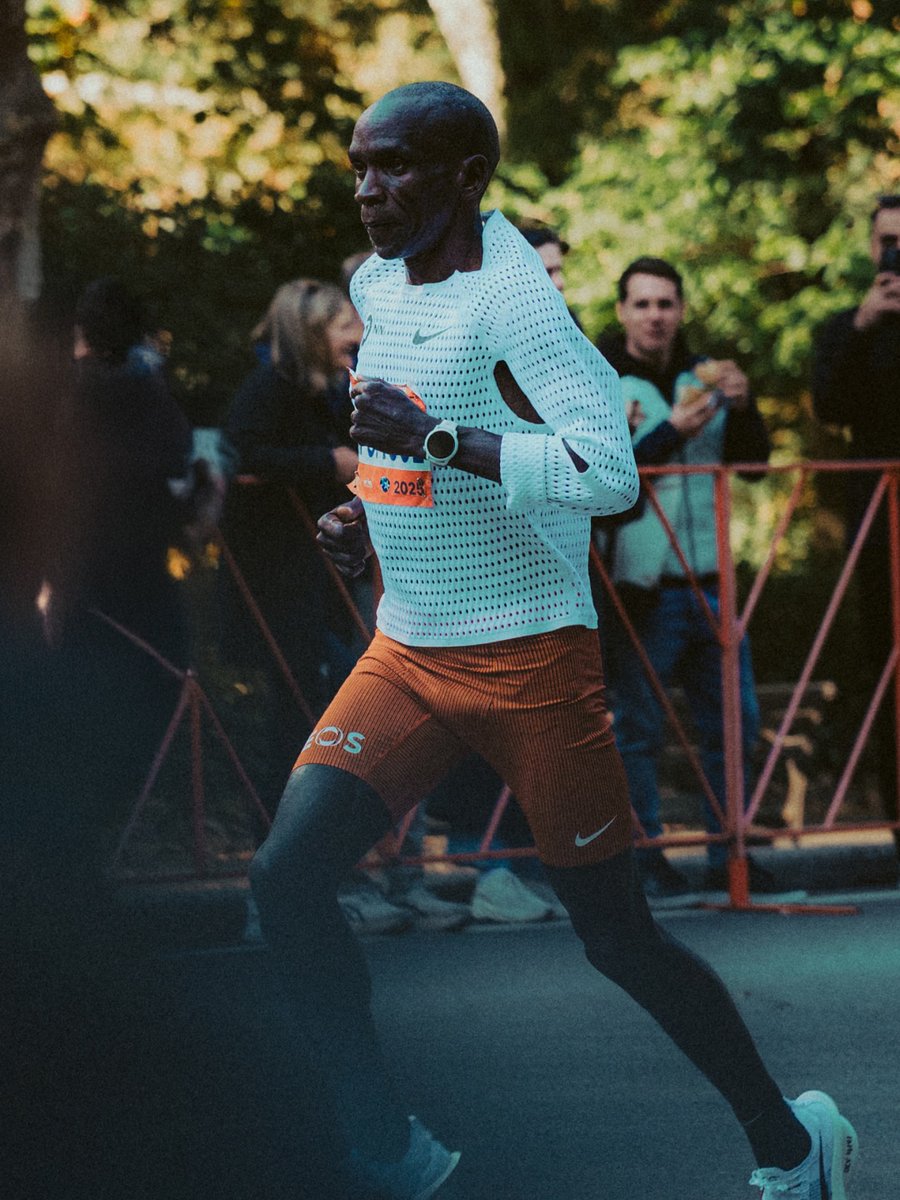 COROSJapan's tweet image. 伝説のランナー🐐が駆け抜ける一瞬は、皆が記録に収めたい瞬間です。

先週末のニューヨークシティマラソンでの、エリウド・キプチョゲの走りの様子をいくつかお届けします。

そして、本日はエリウドの41歳の誕生日です。おめでとう！

#COROS
#カロス