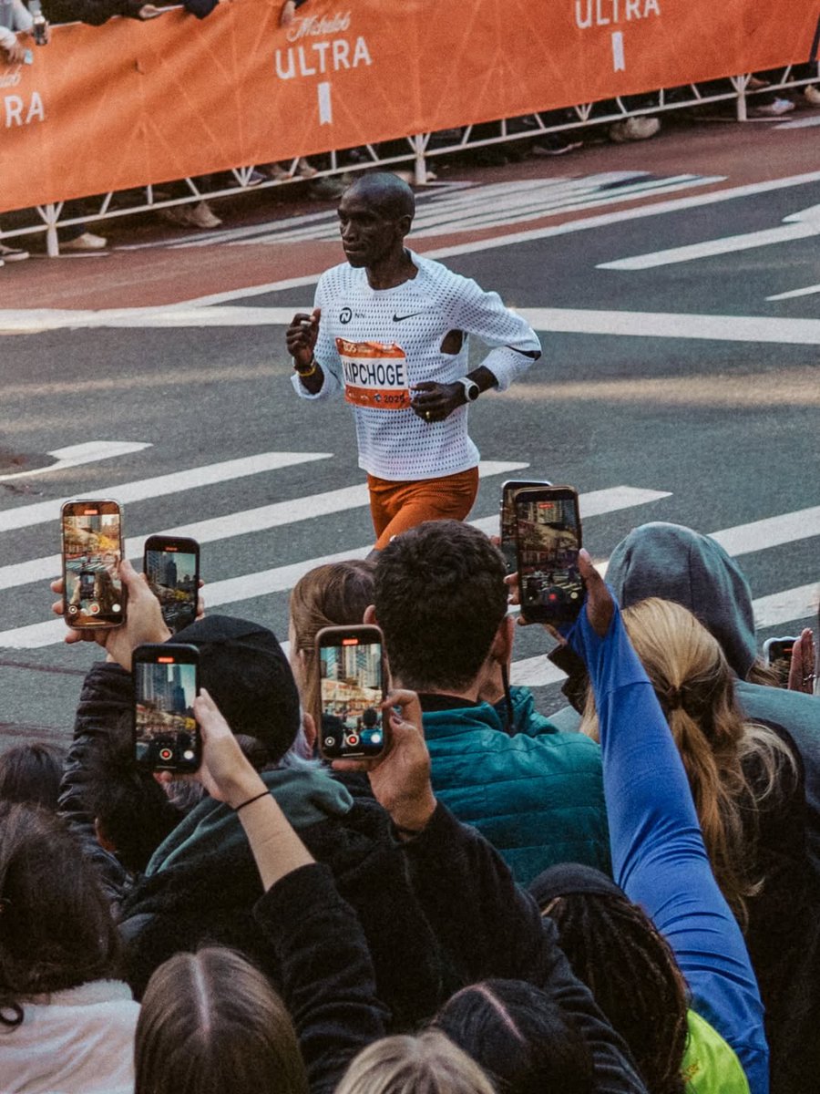 COROSJapan's tweet image. 伝説のランナー🐐が駆け抜ける一瞬は、皆が記録に収めたい瞬間です。

先週末のニューヨークシティマラソンでの、エリウド・キプチョゲの走りの様子をいくつかお届けします。

そして、本日はエリウドの41歳の誕生日です。おめでとう！

#COROS
#カロス