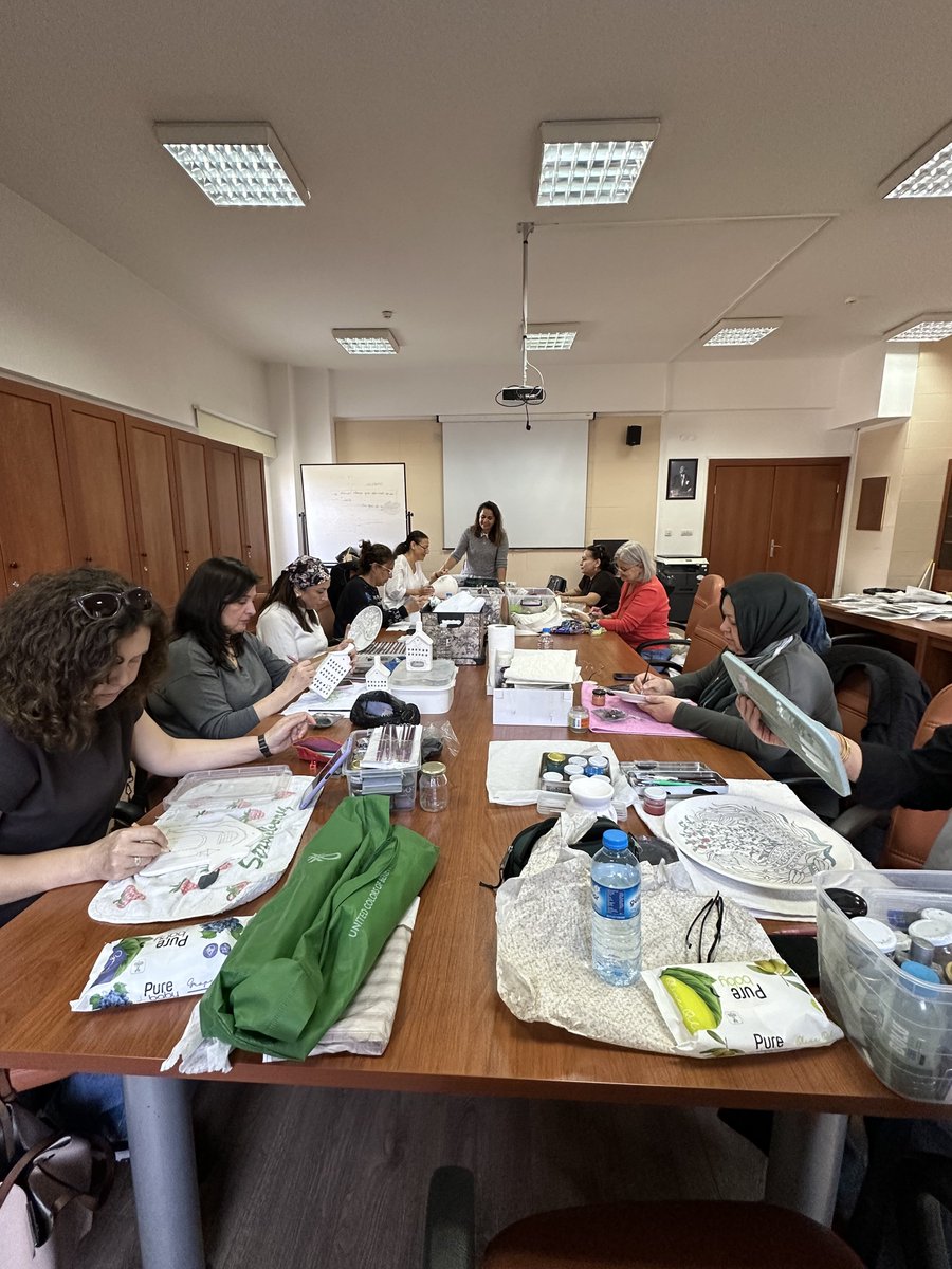 Merkezimizce düzenlenen Çini İşlemeciliği kursu bugün itibariyle başladı. 

Eğitmen: Hatice Doyuk 

<a href="/Anadolu_Univ/">Anadolu Üniversitesi</a> <a href="/Adiguzel_Yusuf/">Yusuf Adıgüzel</a> <a href="/ayselky2/">ayselky</a>