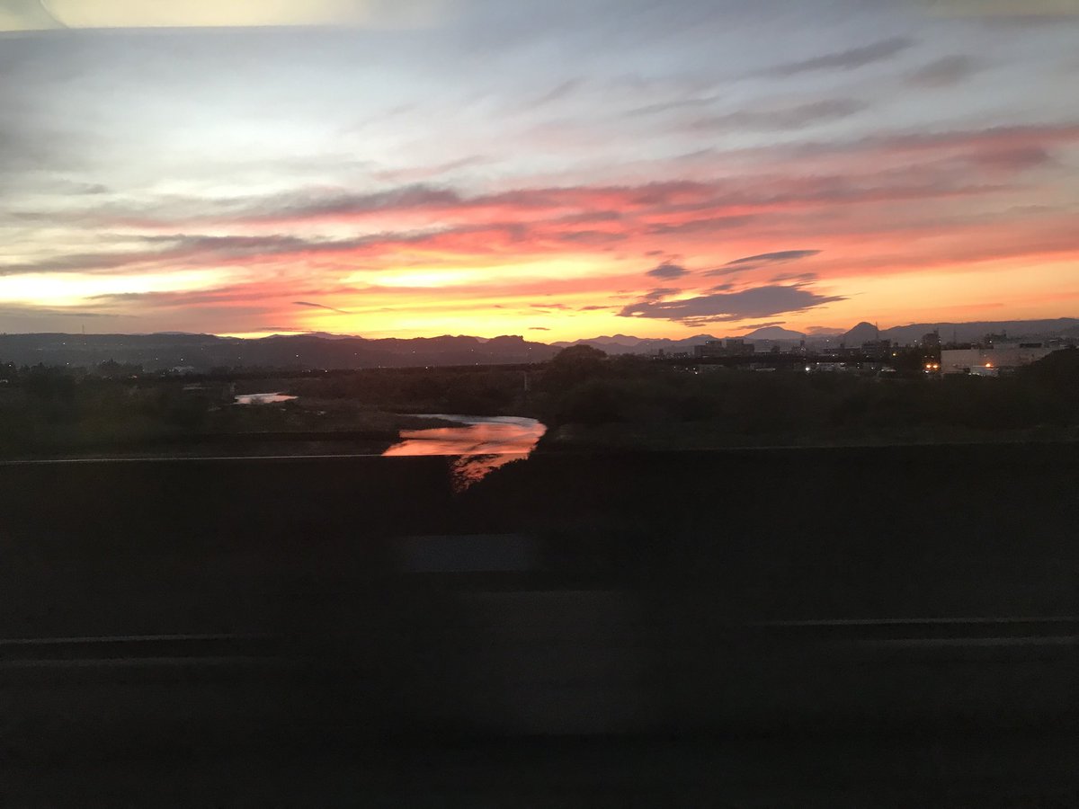 Tetsu6325246254's tweet image. 仙台尽くしで
居酒屋やまびこ開宴🏮
車窓を夕陽が飾ります

＃とにかく呑み隊
＃出張鉄 ＃やまびこ
＃サッポロ黒ラベル
＃東北ホップ100%