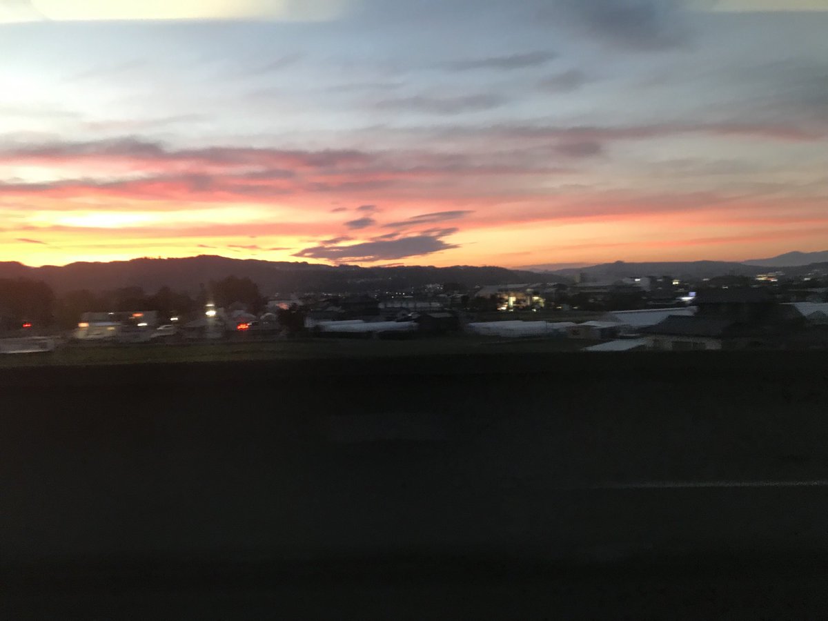 Tetsu6325246254's tweet image. 仙台尽くしで
居酒屋やまびこ開宴🏮
車窓を夕陽が飾ります

＃とにかく呑み隊
＃出張鉄 ＃やまびこ
＃サッポロ黒ラベル
＃東北ホップ100%