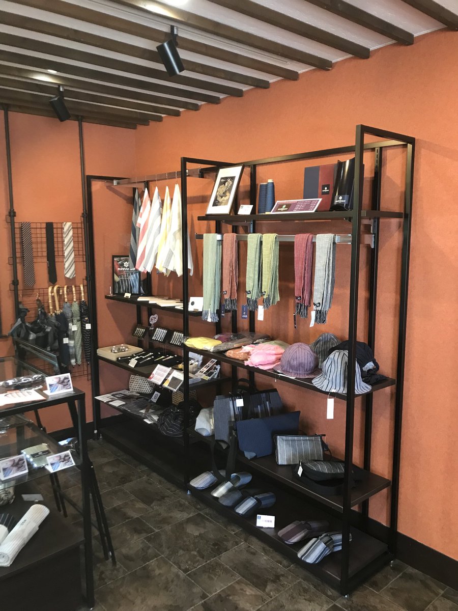 FeelingPay's tweet image. 什器移動。
移動させる前に元々の商品の配列をパシャリ。
このひと手間を惜しむと、二度と元には戻せない自信があります( ｰ`дｰ´)ｷﾘｯ笑