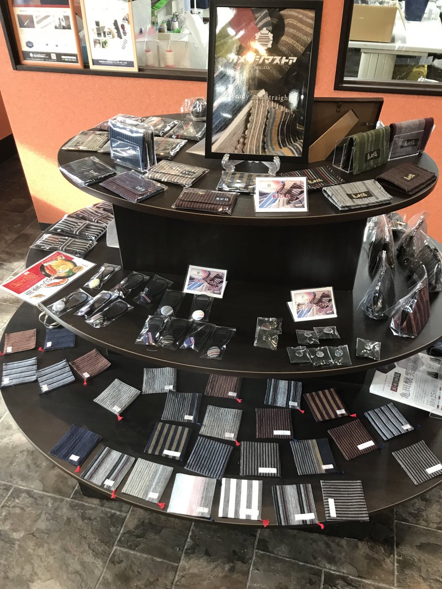 FeelingPay's tweet image. 什器移動。
移動させる前に元々の商品の配列をパシャリ。
このひと手間を惜しむと、二度と元には戻せない自信があります( ｰ`дｰ´)ｷﾘｯ笑