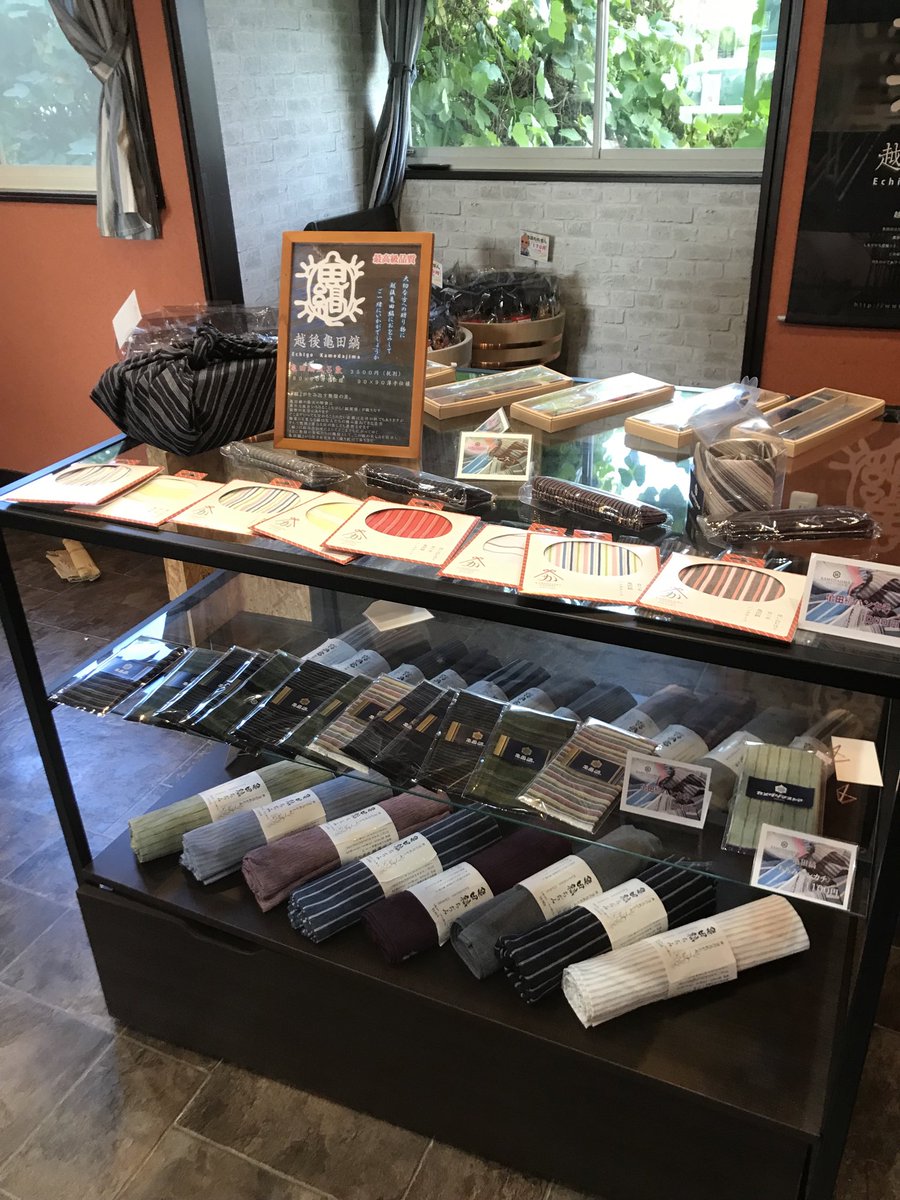 FeelingPay's tweet image. 什器移動。
移動させる前に元々の商品の配列をパシャリ。
このひと手間を惜しむと、二度と元には戻せない自信があります( ｰ`дｰ´)ｷﾘｯ笑