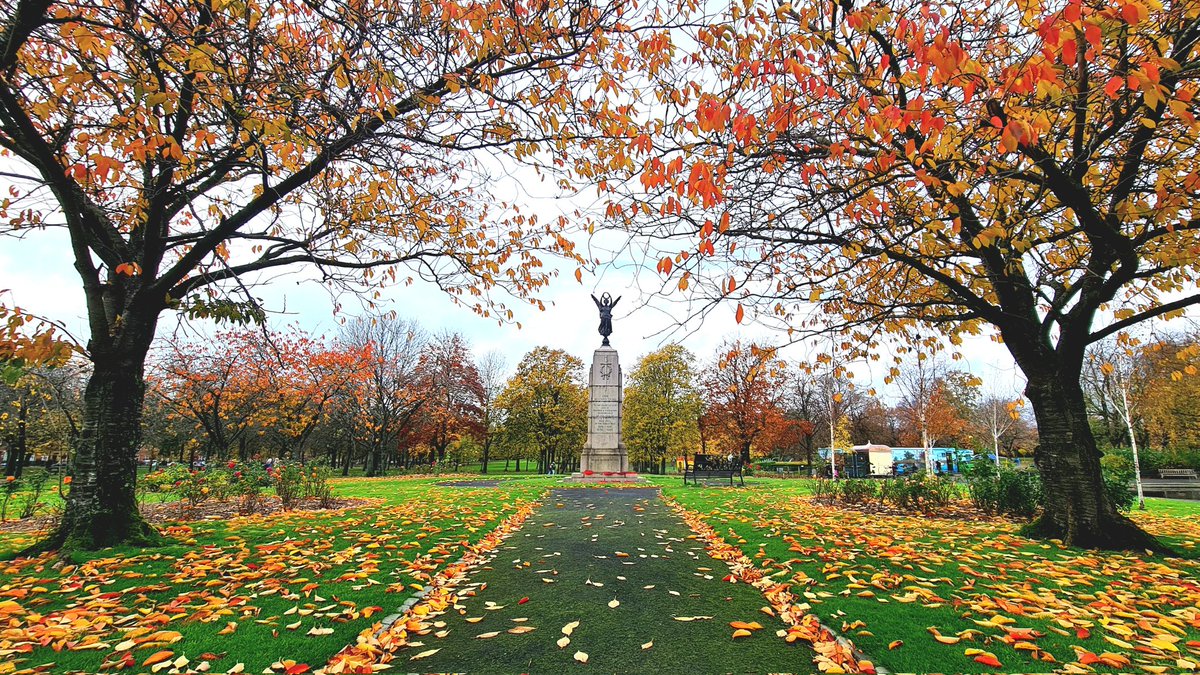 is_glasgow's tweet image. The Partick and Whiteinch War Memorial, topped by a winged statue of Victory by Francis William Doyle-Jones, in Glasgow's Victoria park glimpsed between cherry trees in their full autumn colours.

#glasgow #warmemorial #partck #whiteinch #autumn #autumnphotography #victoriapark