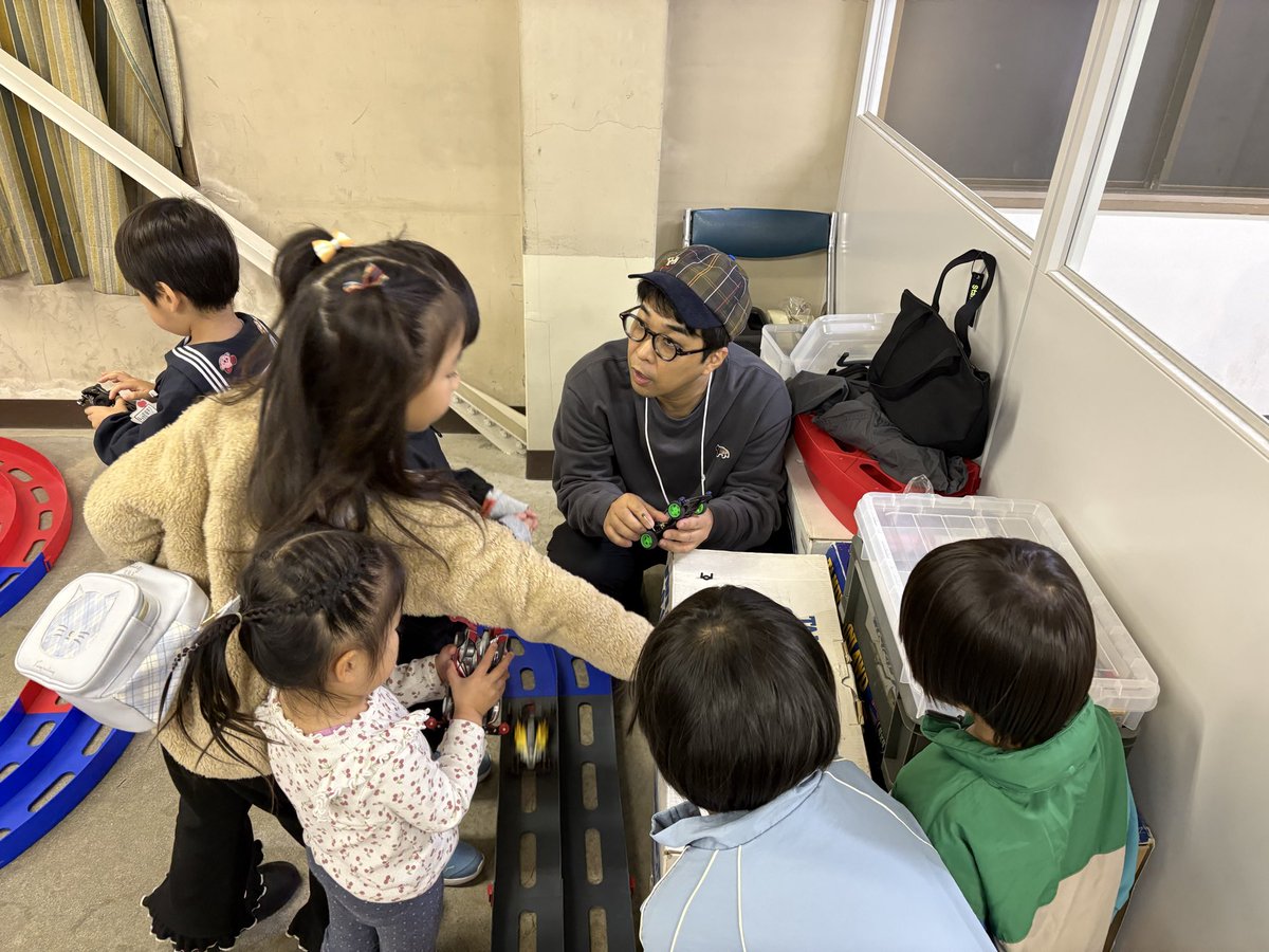 sora_Progress's tweet photo. 【そら時々ミニ四駆】

今月もチームそらで“こども食堂”で、ミニ四駆コースの運営🏎️

しっかり子供たちが群がっております😆

#そら
#アーティスト
#ミニ四駆
#mini4wd
#こども食堂 https://t.co/3wa7ReBr1Q