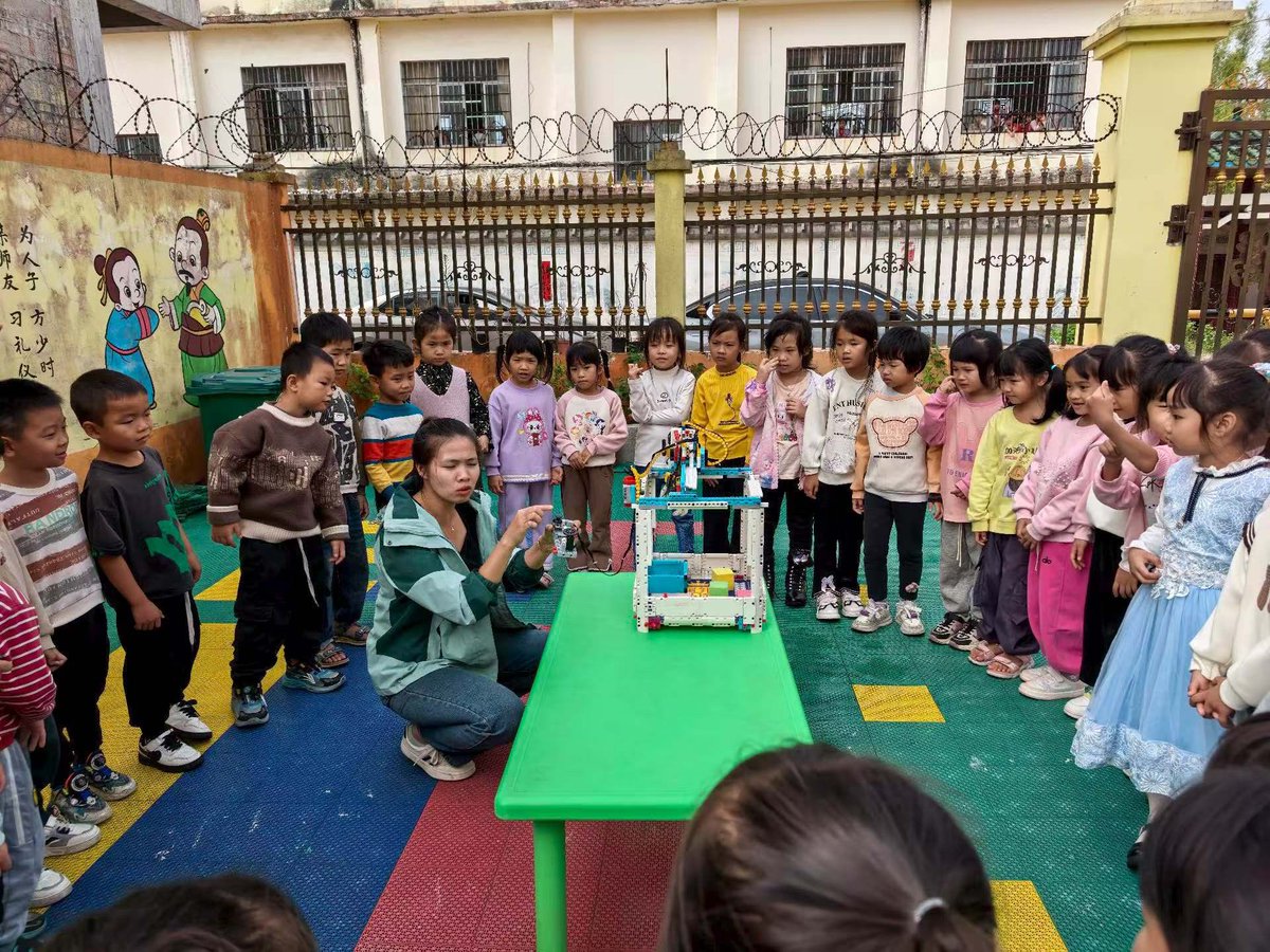 zmrobot's tweet image. Technology science in kindergarten. AI kit.
#ZMROBO #STEAM #Coding #AI #robot #children #construction #kindergarten