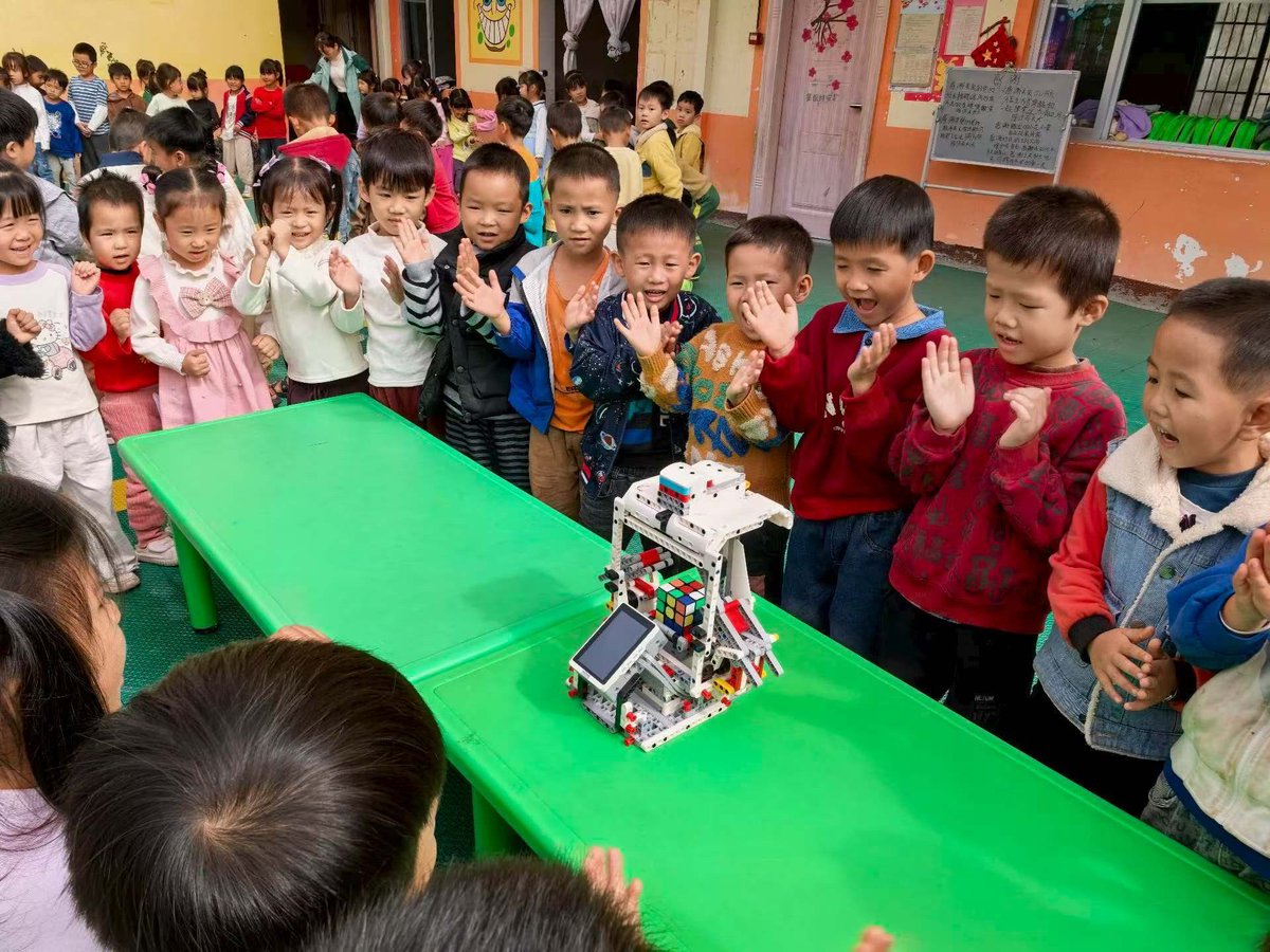 zmrobot's tweet image. Technology science in kindergarten. AI kit.
#ZMROBO #STEAM #Coding #AI #robot #children #construction #kindergarten