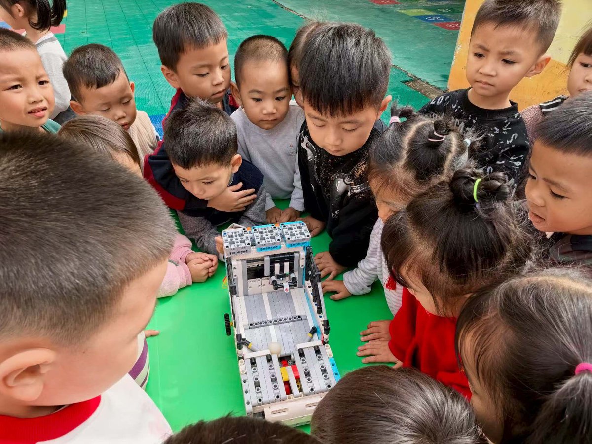 zmrobot's tweet image. Technology science in kindergarten. AI kit.
#ZMROBO #STEAM #Coding #AI #robot #children #construction #kindergarten