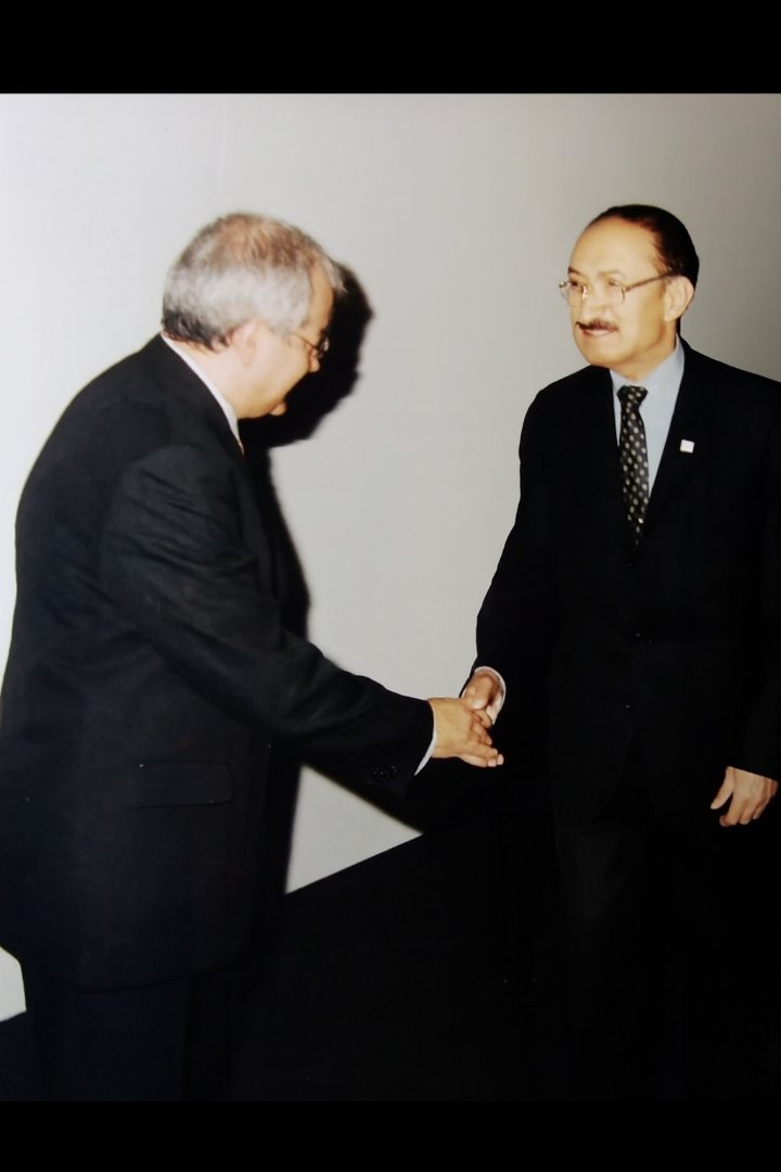 Bülent Ecevit, dürüstlüğü, halkla kurduğu samimi bağ ve ilkeli siyaset anlayışıyla Türk siyasal yaşamında iz bıraktı. "Halk adamlığı"ndan "devlet adamlığı"na geçişi başarıyla temsil etti. Toplumsal adalet, bağımsızlık ve barışçıl dış politika onun temel ilkeleriydi. Sade yaşamı,