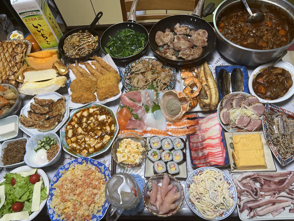 ひろゆき飯の紹介です🌈
ビーフシチュー、ガーリックポークステーキ
青菜炒め、オムそば、餃子、鮭炒飯、麻婆豆腐
エビフライ、カボチャ・カニクリームコロッケ
ニラレバ炒め、エビ・ホッケの塩焼き、ニシン煮
合鴨マリネ、玉子焼、あじ味醂干し、イカ焼き
スパサラ、岩下の新生姜、数の子チーズ和え