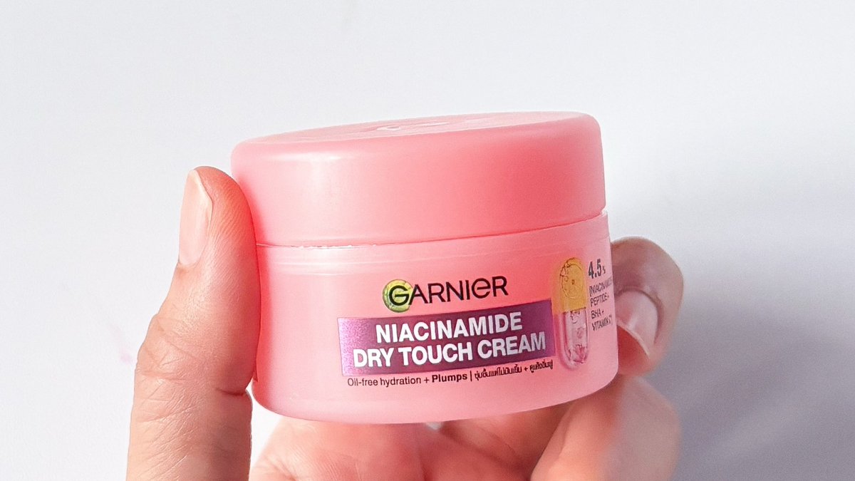 ManussananU's tweet image. อยากได้ผิวฉ่ำฟูเด้งแต่ไม่มัน ต้องตัวนี้เลย การ์นิเย่ ดราย ทัช ครีม เป็นเนื้อแบบโมจิบางเบา แต่ให้ผิวชุ่มชื้น 48 ชม. ไม่เคยเจอมอยส์หรือครีมตัวไหนที่เนื้อแบบนี้เลย ใหม่ๆมาก แถมตัวนี้ทาแล้วไม่มันเยิ้ม หลังทาคือผิวดูแมตต์แบบโมจิสกินตามชื่อเลย แต่งหน้าติดทนนานกว่าเดิม…