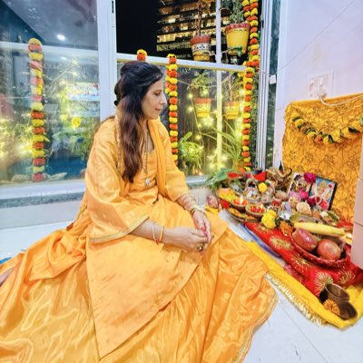 'देव दीपावली
      जब भगवान शिव ने त्रिपुरासुर का वध किया, तो देवताओं ने प्रसन्न होकर काशी में दीप जलाकर इस विजय का उत्सव मनाया था।तभी से कार्तिक पूर्णिमा को 'देव दीपावली' के रूप में मनाने की परंपरा आरंभ हुई।घाटों पर दीप जलाकर उत्सव
कार्तिक पूर्णिमा की हार्दिकशुभ  कामना