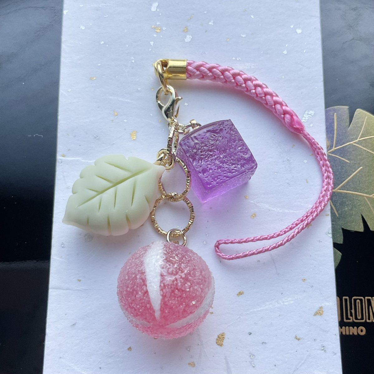 新作紹介🍇
〜お品書き〜
3種の和菓子の根付ストラップ

❀メインパーツ
・どんぐり飴(赤ぶどう)
・葉っぱの練り切り
・寒天ゼリー(ぶどう)
minne.com/items/44254994
#ご縁を結ぶ赤い色