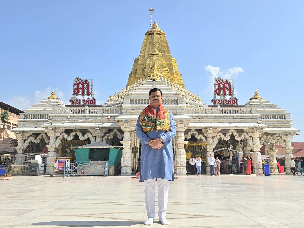 JagdishMakwana_'s tweet photo. જય માઁ અંબે 🙏

બનાસકાંઠા જિલ્લાના પ્રવાસ દરમિયાન આજે આરાસુરી અંબાજી માતાજીના પવિત્ર ધામ, અંબાજી ખાતે ગુજરાત સરકારના માનનીય મંત્રી શ્રી @PCBaranda3 જી અને સાંસદ શ્રીમતી @Shobhanaben_MP જી સાથે માતાજીના દર્શન કરી, આશીર્વાદ મેળવ્યા. https://t.co/96as9rboqq