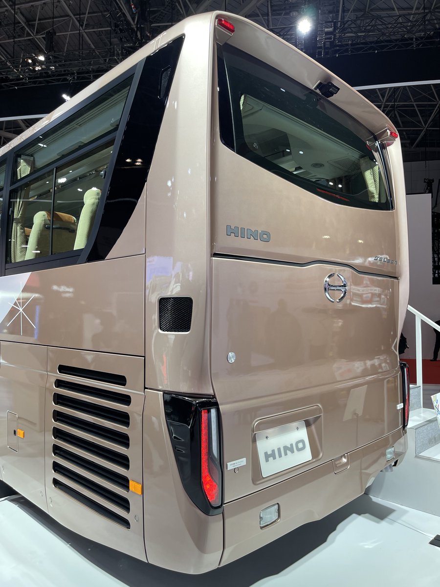 リアスポが無いのは悲しいけど、実物見ると新型セレガ結構いいね