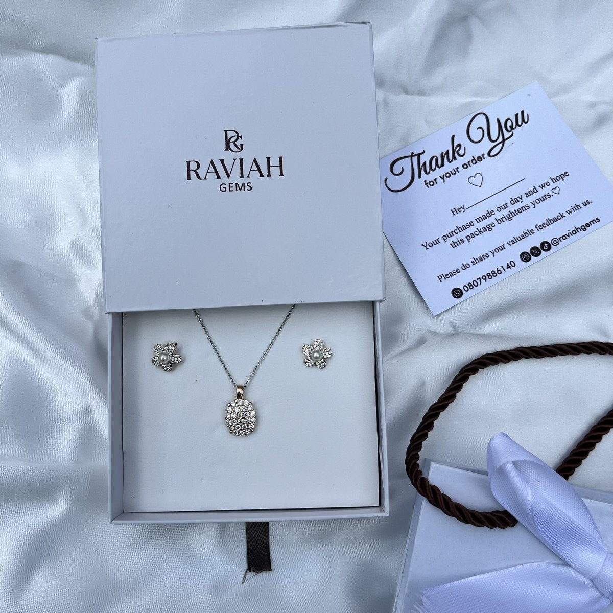 Minimalist jewelry set that makes you glow softly, it comes in exact jewellery box

Price:₦10,000
Location: Abuja