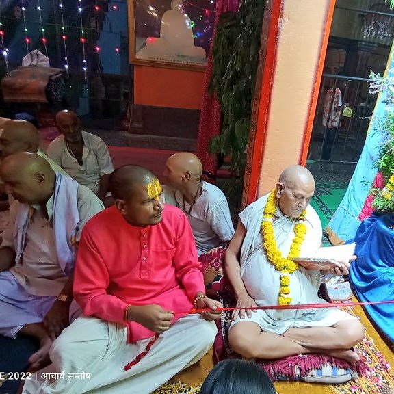 5 नवंबर 2006 (कार्तिक पूर्णिमा) यानि आज के ही दिन वर्तमान गोकुल भवन पीठाधीश्वर पद पर महंत श्री परशुरामदास महाराज जी की महंती हुई थी। विषम परिस्थितियों में हुए महंती कार्यक्रम में सहभागी बनने वाले हम तत्कालीन सबसे छोटी आयु के व्यक्ति थे।😊
पुनश्च मंगलकामना।🚩💐♦