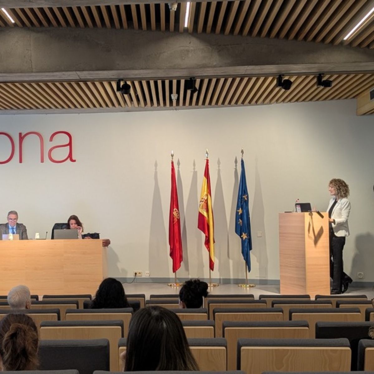 Coenav's tweet image. La profesora #CristinaGarcíaVivar, editora de la revista colegial #Pulso, llevó a cabo el lunes su presentación de méritos para la plaza de Catedrática de Enfermería convocada por la @UNavarra, que ha obtenido la valoración favorable del tribunal 👇🏼